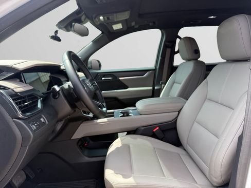 Used 2025 GMC Acadia Elevation w/ Elevation Premium Package FWD image 9