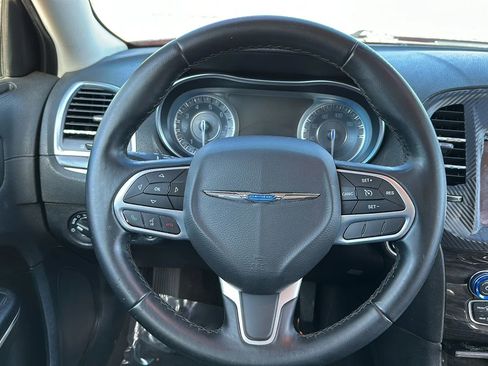 Used 2017 Chrysler 300 Limited image 27