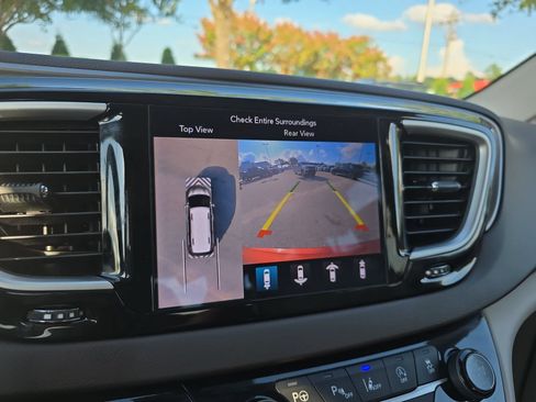 Used 2019 Chrysler Pacifica Touring-L w/ Advanced Safetytec Group FWD image 24