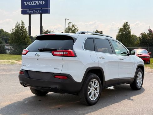 Used 2018 Jeep Cherokee Latitude w/ Safety Group AWD/4WD image 9