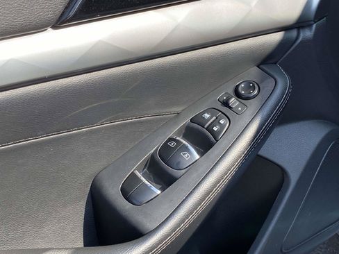 Used 2022 Nissan Maxima SV w/ Floor Mat Group FWD image 16