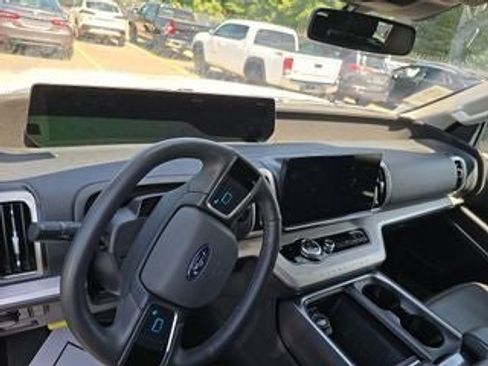 Used 2025 Ford Expedition Active AWD/4WD image 21