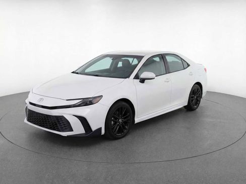 Used 2025 Toyota Camry SE image 1