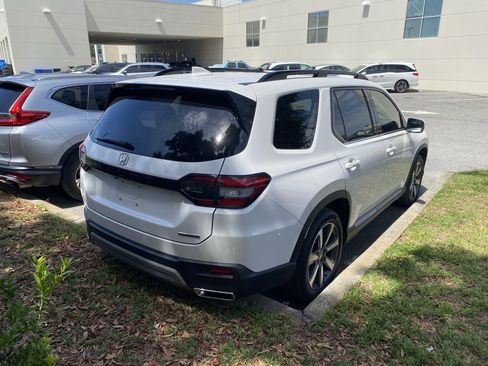 Used 2025 Honda Pilot Touring image 8