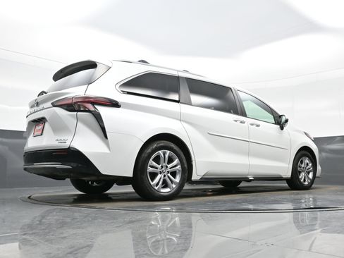 Used 2024 Toyota Sienna Platinum image 33