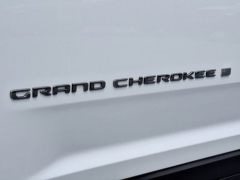 Used 2023 Jeep Grand Cherokee L Limited AWD/4WD image 30