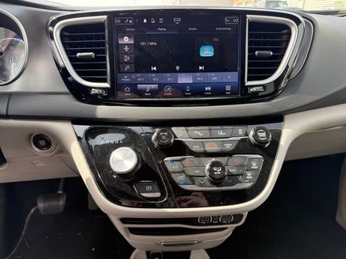 Used 2024 Chrysler Pacifica Touring-L image 16