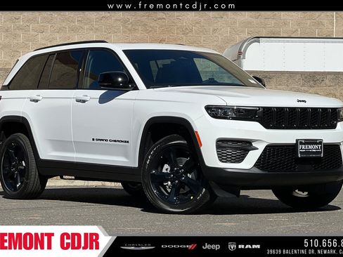 New 2025 Jeep Grand Cherokee Altitude image 1