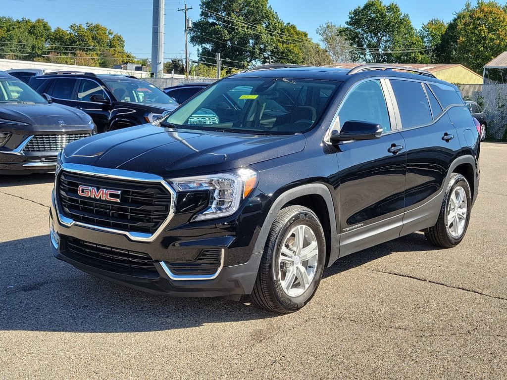 Used 2024 GMC Terrain SLE w/ Driver Convenience Package FWD image 2