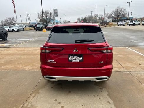 Used 2023 Mitsubishi Outlander SE image 4
