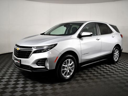 Used 2022 Chevrolet Equinox LT w/ Driver Convenience Package image 2