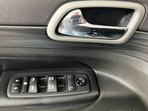 Used 2020 Jeep Grand Cherokee Laredo AWD/4WD image 20