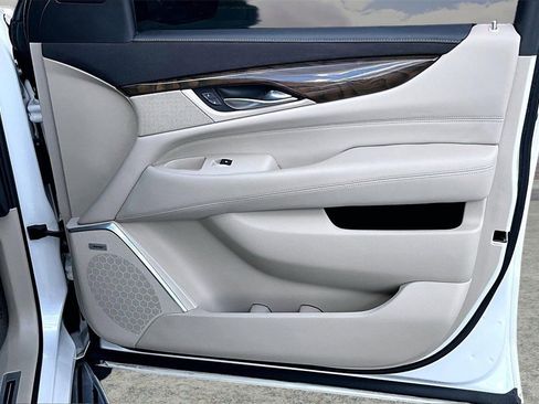 Used 2018 Cadillac Escalade Luxury image 29