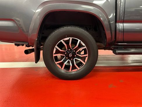 Used 2022 Toyota Tacoma TRD Sport AWD/4WD image 30