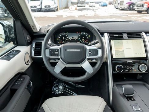 New 2025 Land Rover Discovery S image 12