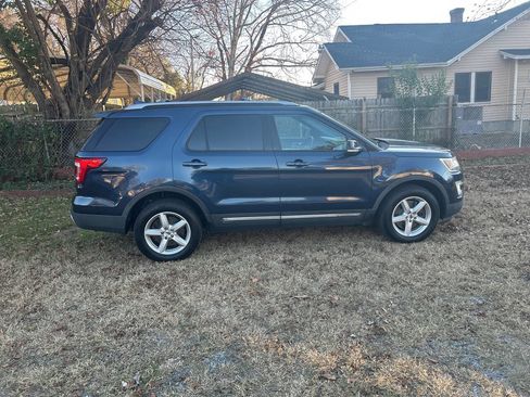 Used 2017 Ford Explorer XLT w/ Equipment Group 202A image 5