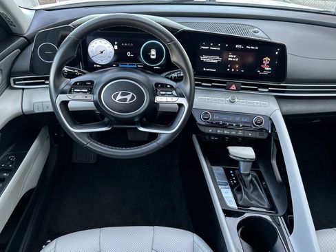 Used 2025 Hyundai Elantra Limited FWD image 18