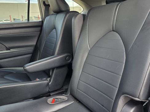 Used 2021 Toyota Highlander XLE FWD image 23
