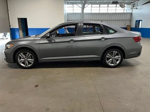 Used 2024 Volkswagen Jetta SE FWD image 6