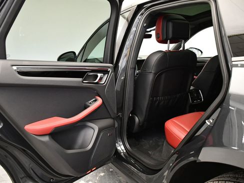 Used 2025 Porsche Macan image 44