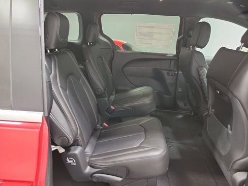 New 2026 Chrysler Pacifica Select image 10