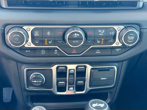 Used 2024 Jeep Wrangler Sahara image 30