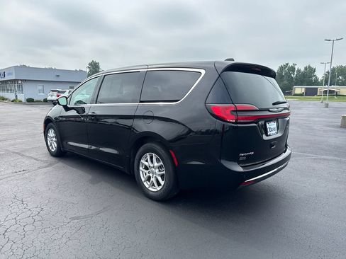 Used 2024 Chrysler Pacifica Touring-L FWD image 2