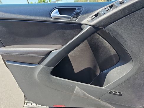 Used 2014 Volkswagen Tiguan SEL FWD image 25