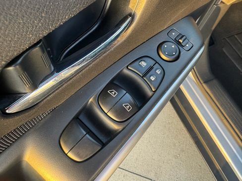 Used 2018 Nissan Kicks SV FWD image 11