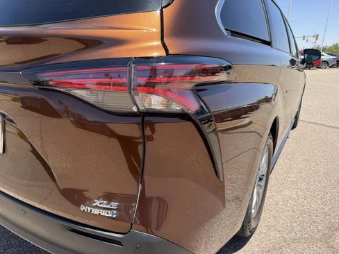 Used 2021 Toyota Sienna XLE FWD image 17