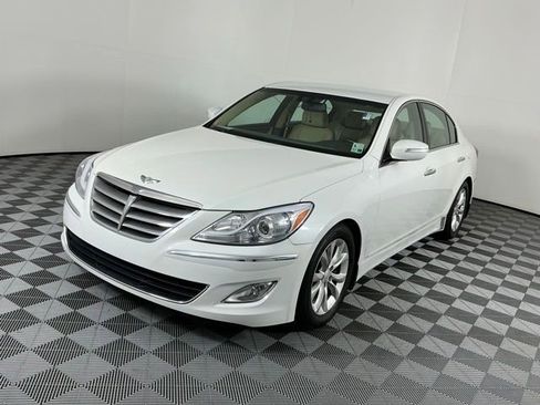 Used 2013 Hyundai Genesis 3.8 RWD image 4
