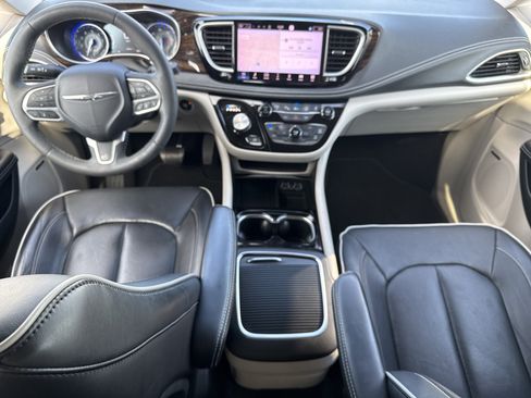 Used 2022 Chrysler Pacifica Limited image 31