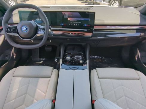 Used 2025 BMW i5 eDrive40i w/ Executive Package RWD image 15