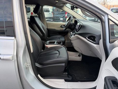 Used 2024 Chrysler Pacifica Touring-L FWD image 22