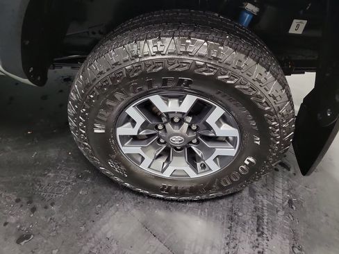 Used 2023 Toyota Tacoma TRD Off-Road w/ Technology Package AWD/4WD image 12