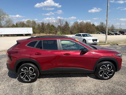 Used 2025 Chevrolet Trax RS w/ Driver Confidence Package image 8