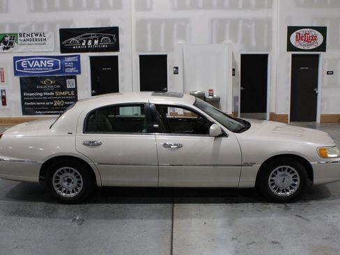 Used 1999 Lincoln Town Car Cartier RWD image 35