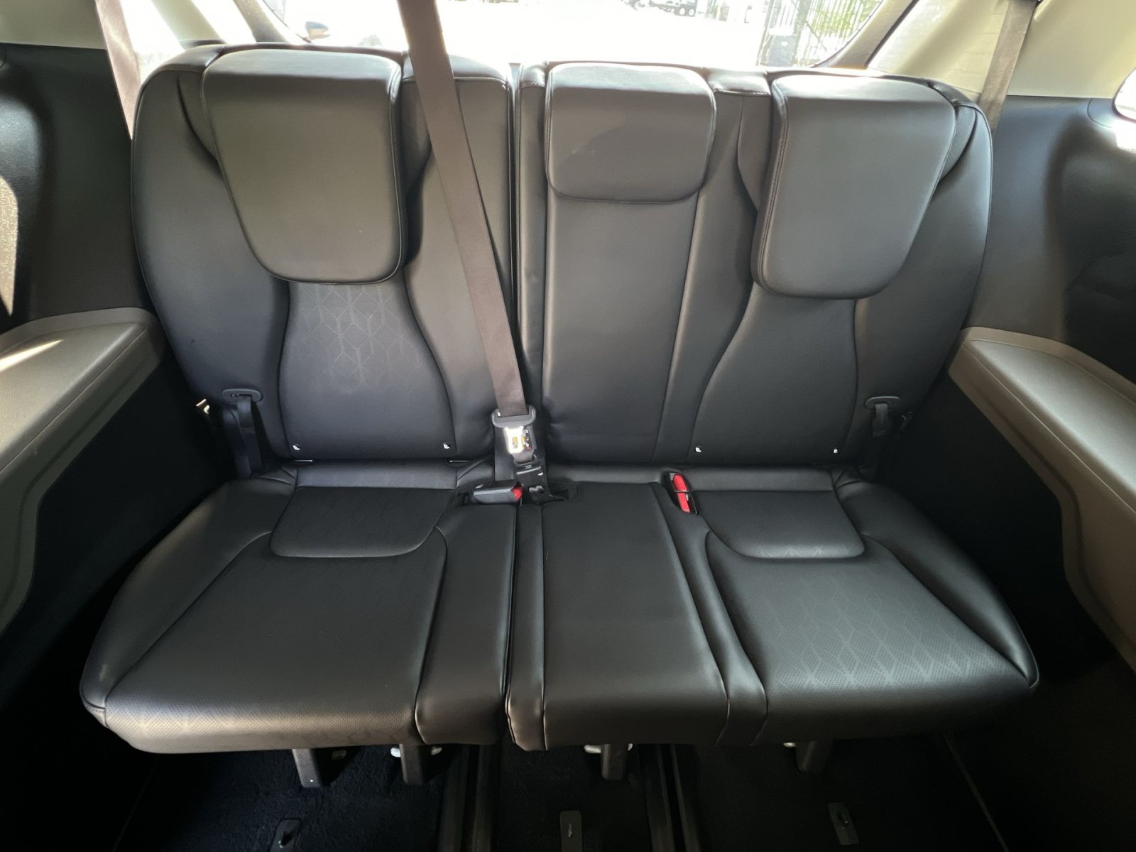 Used 2025 Kia Carnival FWD image 32