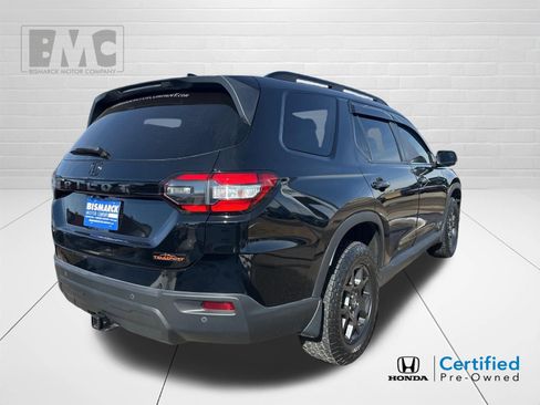 Used 2024 Honda Pilot TrailSport image 3
