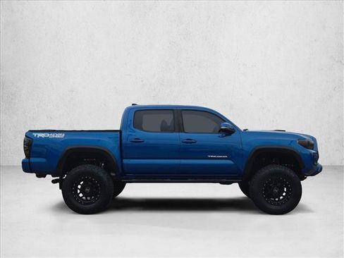 Used 2017 Toyota Tacoma TRD Off-Road w/ Premium & Technology Package AWD/4WD image 4