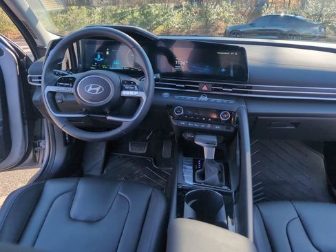 Used 2025 Hyundai Elantra Limited image 18