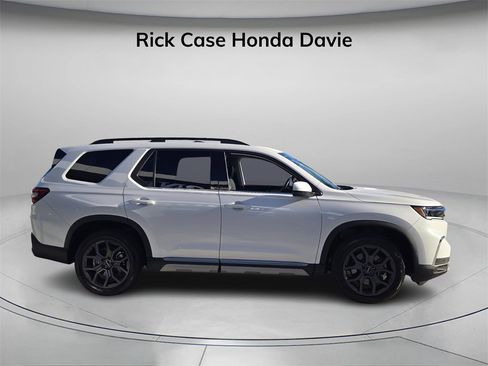 Used 2024 Honda Pilot Touring image 3