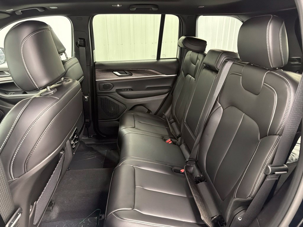 New 2027 Jeep Grand Cherokee Limited RWD image 10