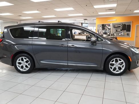 Used 2020 Chrysler Pacifica Limited FWD image 14
