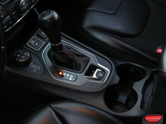 Used 2021 Jeep Cherokee Trailhawk AWD/4WD image 30