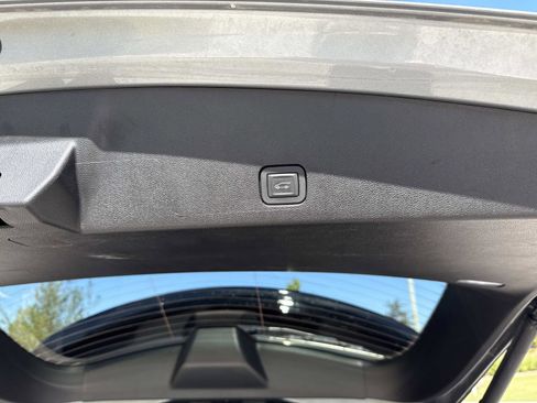 Used 2025 Cadillac XT6 Premium Luxury image 13