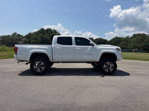 Used 2017 Toyota Tacoma TRD Sport w/ Tow Package RWD image 6