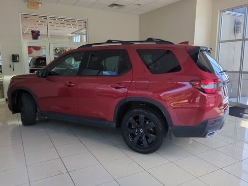 Used 2025 Honda Pilot Black Edition image 3
