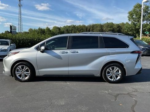 Used 2022 Toyota Sienna Platinum AWD/4WD image 17