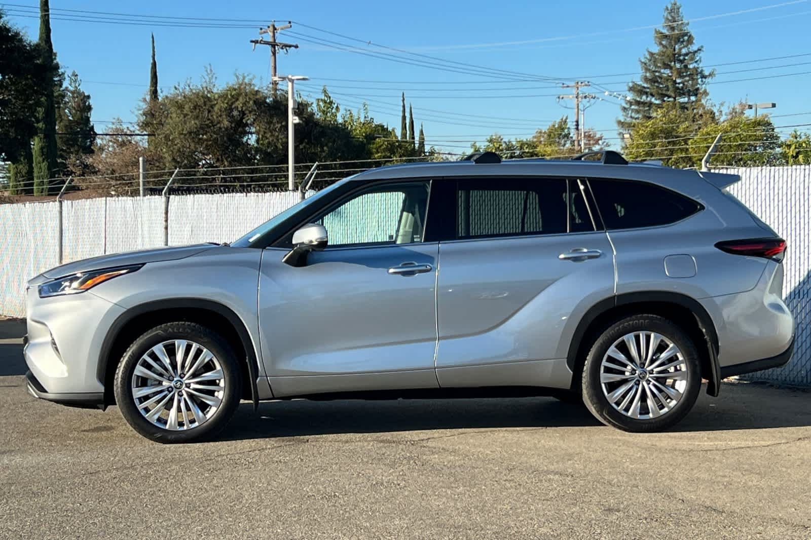 Used 2025 Toyota Highlander Platinum AWD/4WD image 2